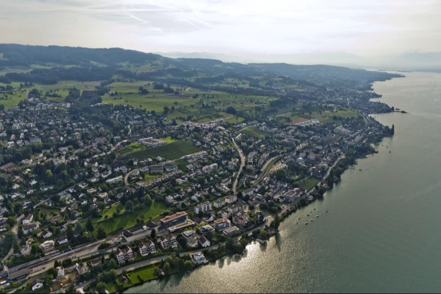 Ein grosser Anteil an Schweizerinnen und Schweizer schreibt vermögenden Menschen ein tiefes Empathieniveau zu. Im Bild: Die Goldküste am Zürichsee.