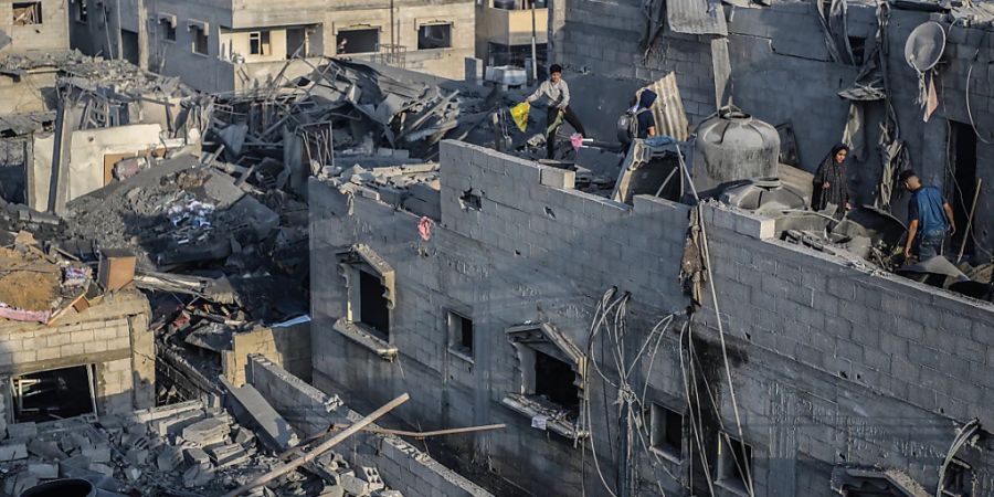 Palästinenser begutachten die Zerstörung nach einem israelischen Luftangriff auf das Viertel Al-Amal in Chan Junis. Foto: Ahmed Zakot/dpa