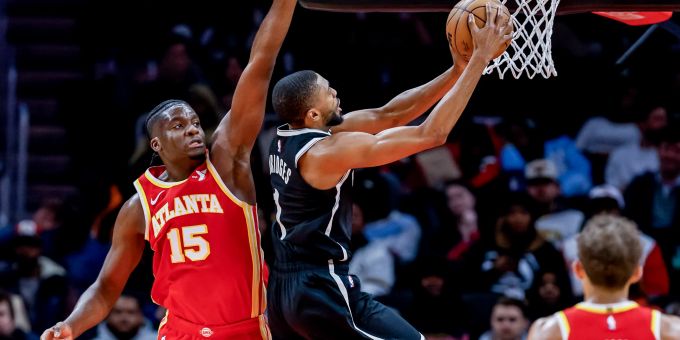 Clint Capeöa (links) im Duell mit Mikal Bridges von den Brooklyn Nets. Clint Capela NBA