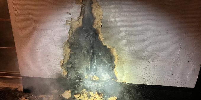 Feuerwehreinsatz - Fassade von Neubau in in Glarus GL gerät in Brand