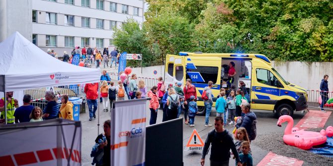 Personen besichtigen Rettungswagen