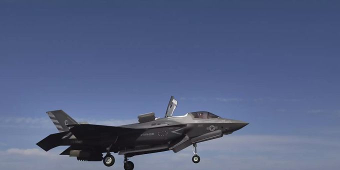 Der Tarnkappen-Jet F-35 soll das Verteidigungsdepartement VBS gemäss Medienangaben überzeugt haben. (Archivbild) Der Tarnkappen-Jet F-35 soll das Verteidigungsdepartement VBS gemäss Medienangaben überzeugt haben. (Archivbild)
