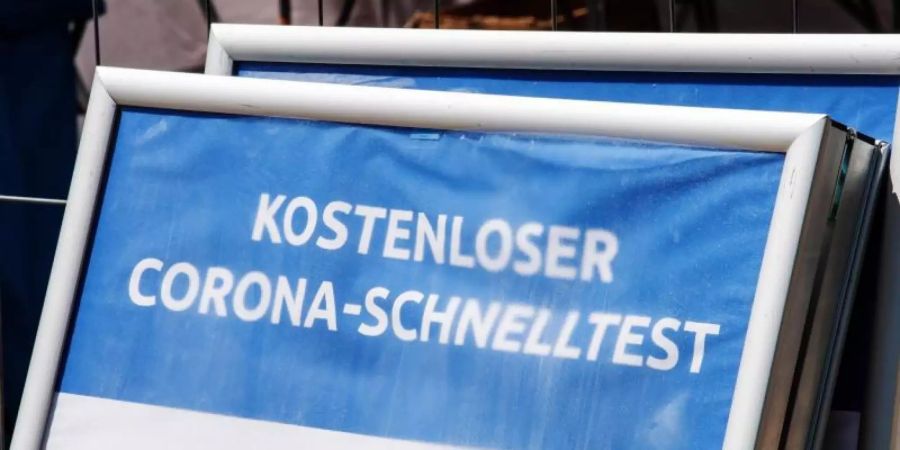 Bisher gab es für Teststellen bis zu 18 Euro pro Test - nach Betrugsverdachtsfällen wird die Vergütung gekürzt. Foto: Peter Kneffel/dpa