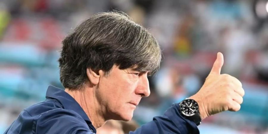 Bundestrainer Joachim Löw zeigt beim Interview einen Daumen nach oben. Foto: Federico Gambarini/dpa