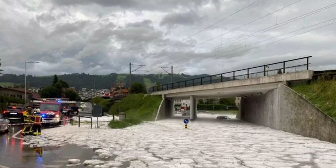 In der Innerschweiz standen am Montagabend nach einem Gewitter mit Hagelschauern mehrere Unterführungen unter Wasser. hunderte notrufe aufräumen nach