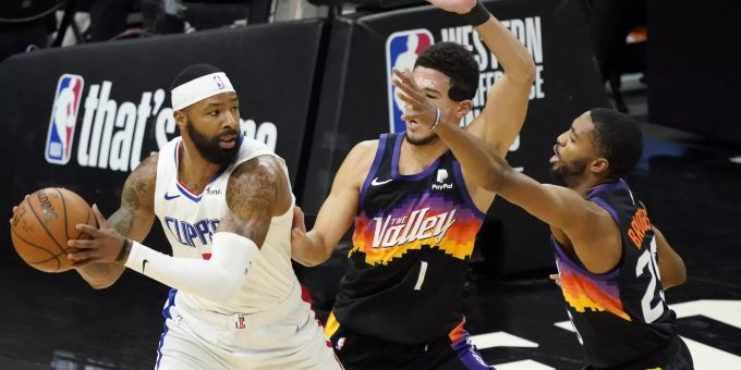 Marcus Morris Sr. von den Los Angeles Clippers im Duell mit Devin Booker (1) und Mikal Bridges von den Phoenix Suns. Clippers Suns Basketball