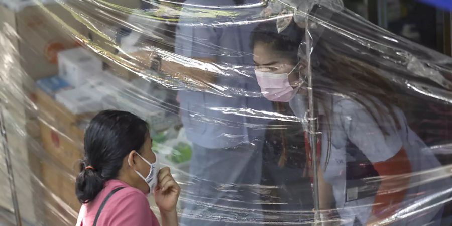 ARCHIV - Neidisch blickte die Welt bis vor kurzem auf Teile Südostasiens, wo die Corona-Pandemie scheinbar nie richtig ausgebrochen war - das ist jetzt anders. (Bild aus Bangkok) Foto: Sakchai Lalit/AP/dpa