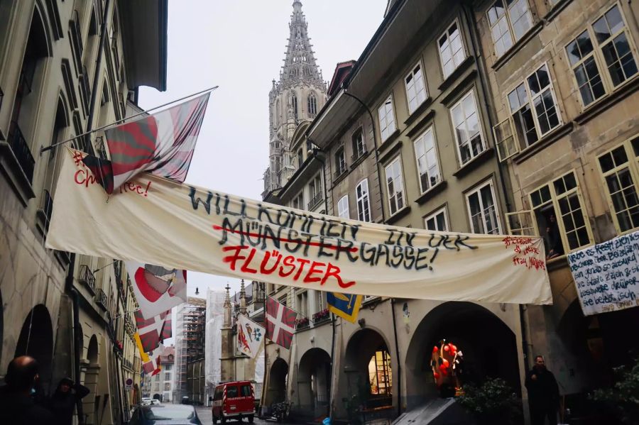 Die Demonstranten haben verschiedene Plakate und Banner aufgehängt.