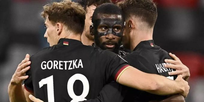 Die deutschen Spieler feiern mit Torschütze Leon Goretzka. Foto: Lukas Barth/Pool EPA/dpa Die deutschen Spieler feiern mit Torschütze Leon Goretzka. Foto: Lukas Barth/Pool EPA/dpa