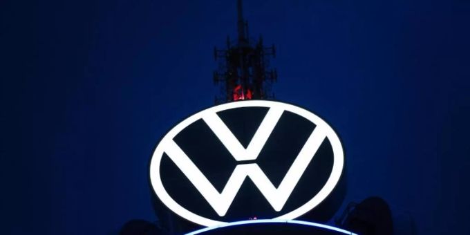 Das Volkswagen Logo leuchtet auf dem VW-Tower vor dunklem Himmel. Foto: Ole Spata/dpa Das Volkswagen Logo leuchtet auf dem VW-Tower vor dunklem Himmel. Foto: Ole Spata/dpa