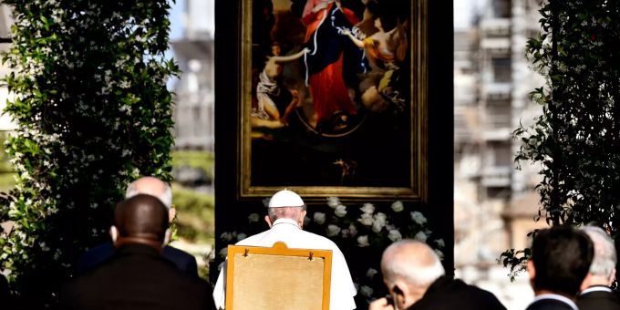 Papst Franziskus (M) leitet in den Vatikanischen das Ende des weltweiten Gebetsmarathons gegen die Corona-Pandemie. Er betet den Rosenkranz vor der Kopie des Gnadenbildes «Maria Knotenlöserin». Foto: Filippo Monteforte Ende des Gebetsmonats gegen die Pandemie im Vatikan