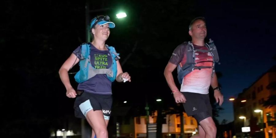 Extremsportlerin Steffi Saul (l) startet mit ihrem Mitläufer Erwin Bauer einen 250-km-Spendenlauf über den gesamten Remstal-Weg bis zum Olgahospital Stuttgart. Foto: Bernd Weissbrod/dpa
