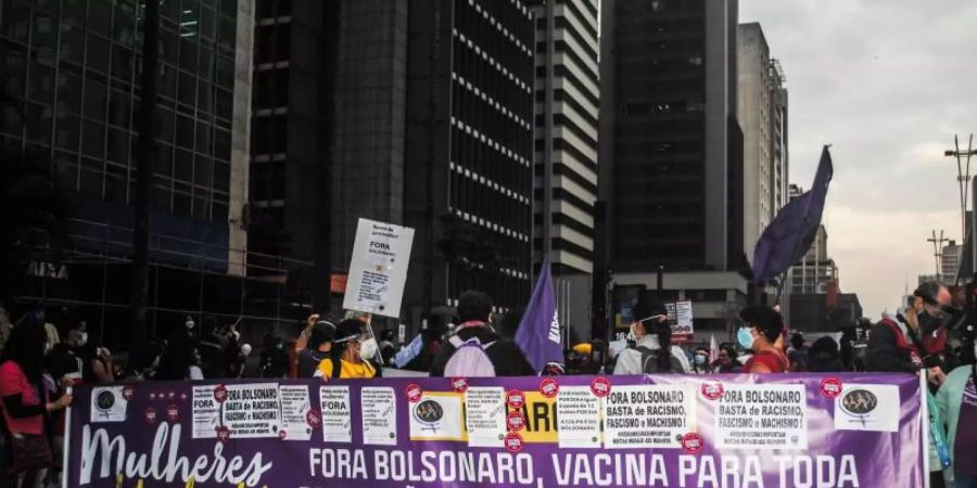 Demonstranten gehen in São Paulo gegen die Corona-Politik des brasilianischen Präsidenten Jair Bolsonaro auf die Strasse. Foto: Adeleke Anthony Fote/TheNEWS2 via ZUMA Wire/dpa