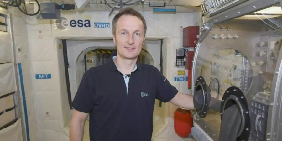 Astronaut Matthias Maurer steht in einem Trainingsmodul im Europäischen Astronautenzentrum in Köln. Foto: Felix Hörhager/dpa