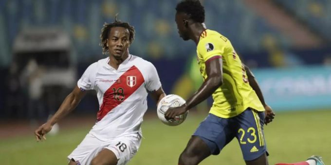 Perus Andre Carrillo (l) und Kolumbiens Davinson Sanchez kämpfen um den Ball. Foto: Eraldo Peres/AP/dpa Perus Andre Carrillo (l) und Kolumbiens Davinson Sanchez kämpfen um den Ball. Foto: Eraldo Peres/AP/dpa