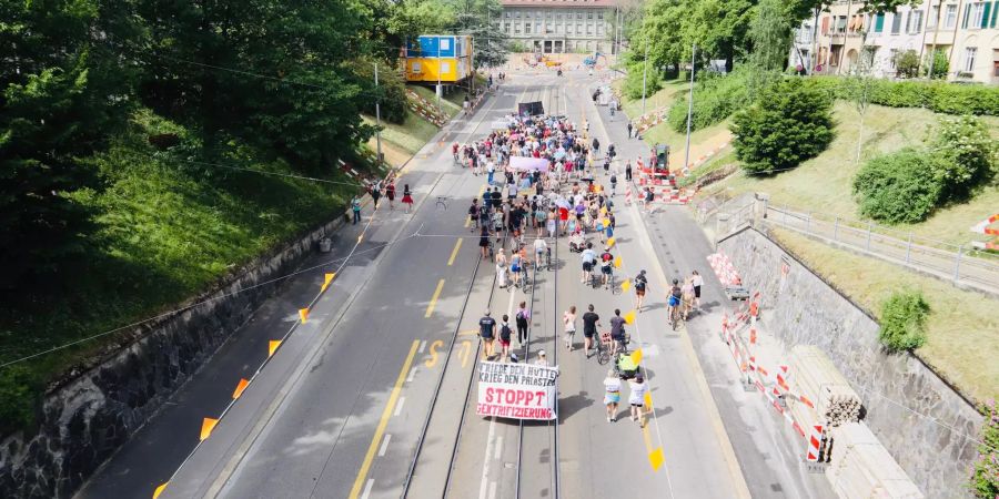 Die Demonstranten bewegen sich Richtung Viktoriaplatz.