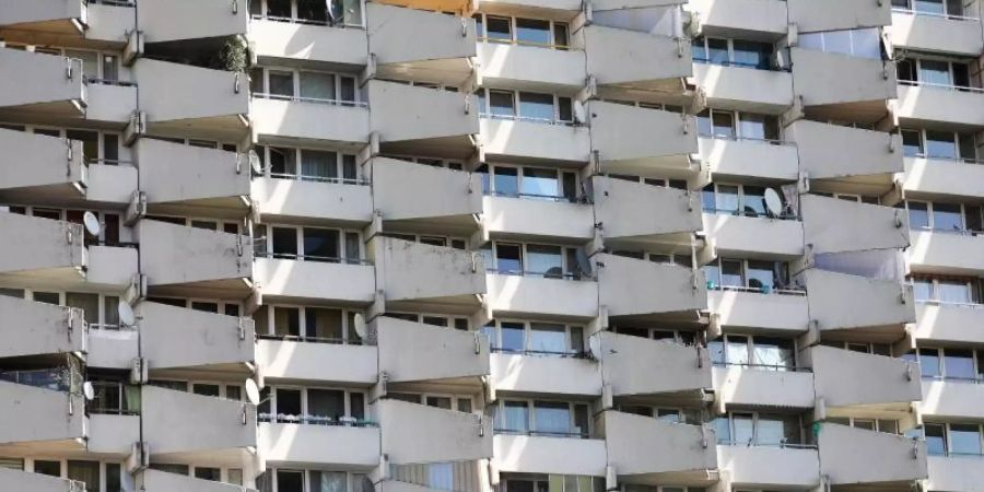 Mieterhaushalte in Deutschland zahlen nach Angaben von Eigentümerverbänden trotz der Corona-Krise grundsätzlich weiter verlässlich ihre Miete. Foto: Oliver Berg/dpa