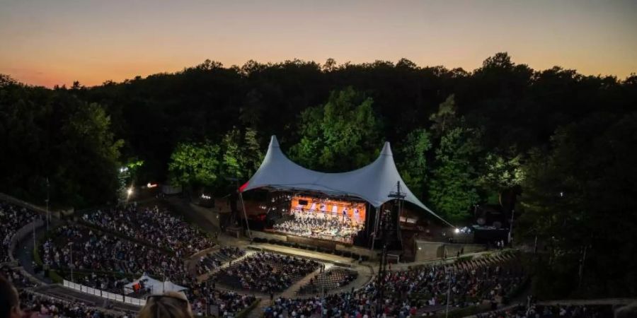 Fast wie immer: die Berliner Philharmoniker spielen in der Waldbühne. Foto: Christophe Gateau/dpa