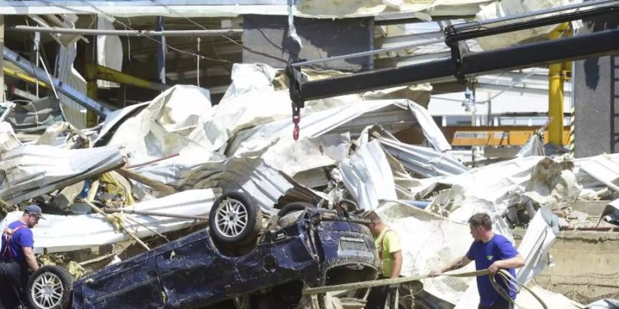 In dem Dorf Luzice gab es durch den Tornado besonders starke Verwüstungen. Foto: Perina Ludek/CTK/AP/dpa
