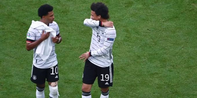 Deutschlands Serge Gnabry und Leroy Sané (r) unterhalten sich nach einer Partie auf dem Platz. Foto: Federico Gambarini/dpa Deutschlands Serge Gnabry und Leroy Sané (r) unterhalten sich nach einer Partie auf dem Platz. Foto: Federico Gambarini/dpa