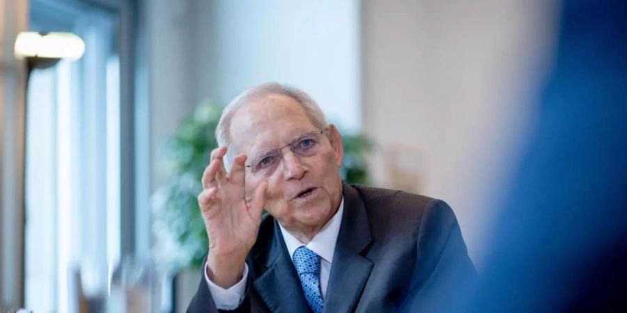 Wolfgang Schäuble (CDU), Bundestagspräsident, spricht in einem Interview mit einem Journalisten der Deutschen Presse-Agentur. Foto: Kay Nietfeld/dpa