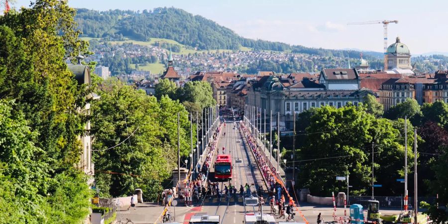 Menschenkette Frauenstreik Bern