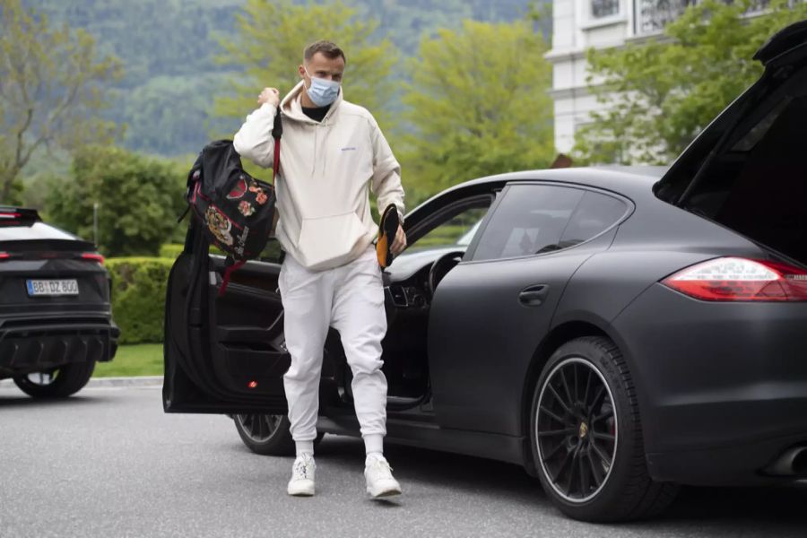 Haris Seferovic steigt am 26. Mai 2021 in Bad Ragaz aus seinem Porsche Panamera.