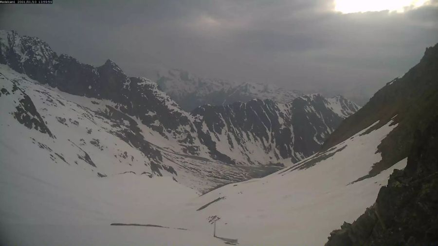 Auch die Webcam der Medelserhütte GR zeigt eine Schneedecke.