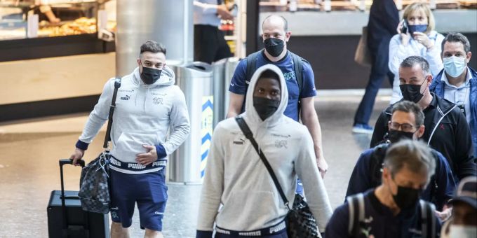Xherdan Shaqiri (l) und seine Teamkollegen der Schweizer Fussball-Nati tragen am Flughafen Zürich kurz vor ihrem Abflug nach Baku (Aserbaidschan) Mund-Nasen-Schutz. Schweizer Nati