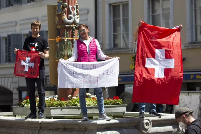 Zwei Protestler demonstrieren in Solothurn vor rund einer Woche gegen die Corona-Massnahmen. Coronavirus