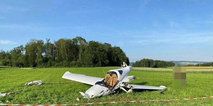 Der 48-jährige Pilot des in Lupfig AG abgestürzten Kleinflugzeugs musste aus dem Wrack gebogen werden. Kantonspolizei Aargau