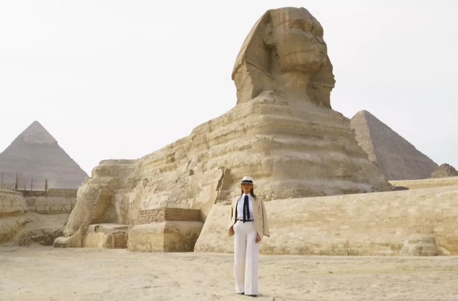 Melania Trump posiert lässig vor der Sphinx.