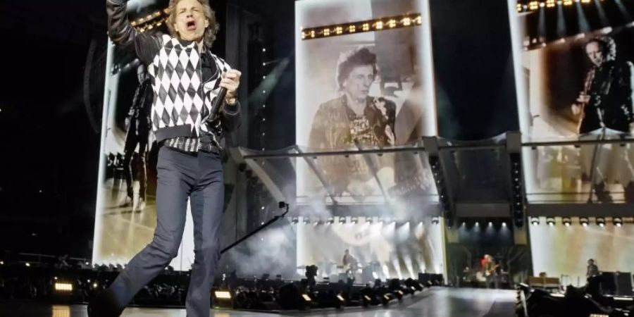 Beim Tourauftakt in Chicago tänzelte Mick Jagger wie eh und je über die Bühne. Foto: Rob Grabowski/Invision/AP