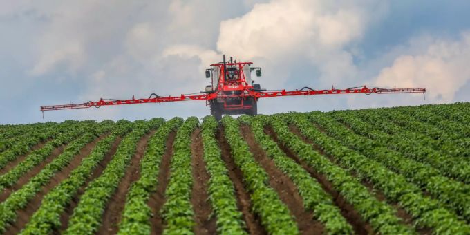 Ein Landwirt spritzt sein Kartoffelfeld mit einem Fungizid gegen Kraut- und Knollenfäule (Phytophthora infestans). Agroscope Studie zeigt Szenario bei Annahme. Foto: Thomas Warnack/dpa +++ dpa-Bildfunk +++ Landwirt spritzt Pflanzenschutzmittel