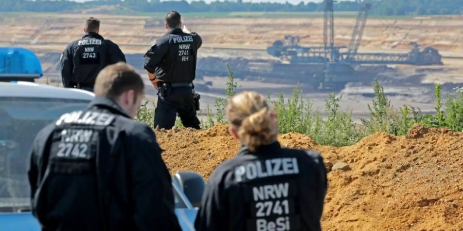 Polizisten am Freitag am Tagebau Garzweiler