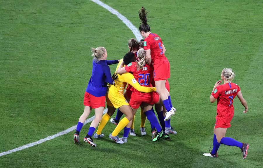 US-Spielerinnen freuen sich nach ihrem Sieg gegen England.