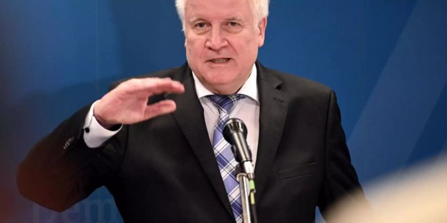 «Uns braucht niemand vorzuwerfen, dass wir eine inhumane Politik machen», sagt Seehofer. Foto: Henning Kaiser