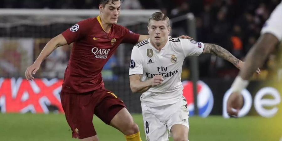 Wechselt zu RB Leipzig: Patrik Schick (l) im Duell mit Toni Kroos. Foto: Gregorio Borgia/AP