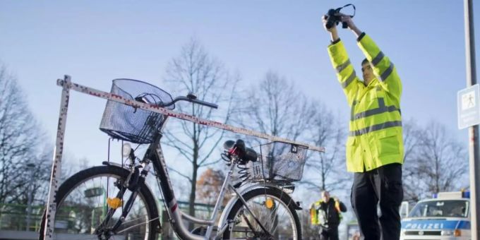 Kommt es auch ohne Berührung zu einem Unfall mit einem Radfahrer, haftet der Autofahrer mit. Foto: Julian Stratenschulte/dpa Kommt es auch ohne Berührung zu einem Unfall mit einem Radfahrer, haftet der Autofahrer mit. Foto: Julian Stratenschulte/dpa