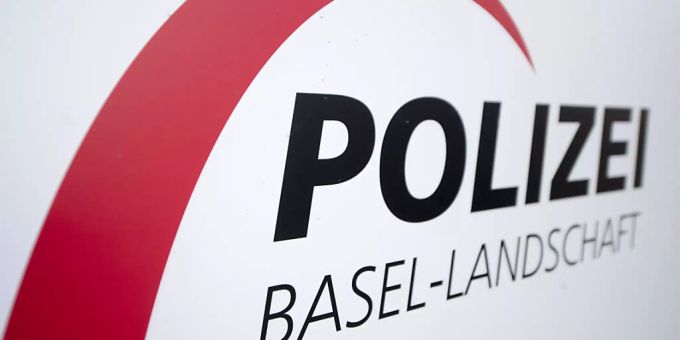 Die Behörden bittet die Bevölkerung wegen eines Brandes in Pratteln BL am Sonntag, die Fenster und Türen weiterhin geschlossen zu halten. (Archivbild) Die Behörden bittet die Bevölkerung wegen eines Brandes in Pratteln BL am Sonntag, die Fenster und Türen weiterhin geschlossen zu halten. (Archivbild)