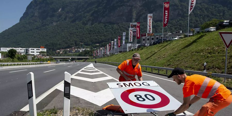 Noch gilt das reduzierte Tempolimit auf Tessiner und Genfer Autobahnen nicht, doch die Ozonwerte steigen auch während der zweiten Hitzewelle des Sommers stark an. (Archivbild)