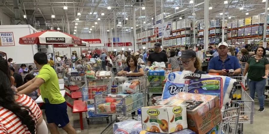 Menschen decken sich in einem Supermarkt in Florida vorsorglich mit Lebensmitteln ein. Foto: Brynn Anderson/AP