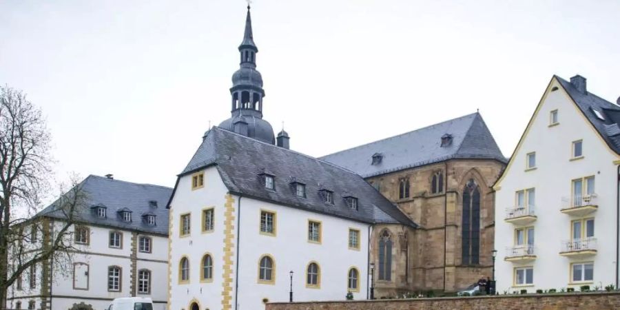 Der Künstler Gerhard Richter (87) hat drei grosse Kirchenfenster für das Benediktinerkloster im saarländischen Tholey entworfen. Foto: Oliver Dietze