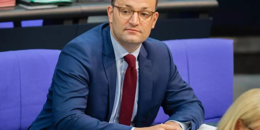 Jens Spahn nimmt an der Fragestunde zum Thema Organspenden im Bundestag teil. Den Abgeordneten liegen zwei gegensätzliche Vorschläge zu neuen Organspende-Regeln vor. Foto: Lisa Ducret