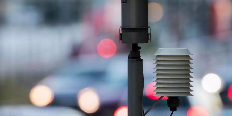 Autos fahren an der Messstation Clevischer Ring des Landesumweltamtes vorbei. Das EuGH urteilt zum Streit um die Errichtung von Messstationen zur Messung der Luftqualität. Foto: Rolf Vennenbernd