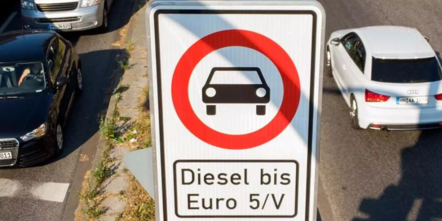 Fahrverbotsschild für Diesel-Fahrzeuge bis Euro5: Das Umweltbundesamt pocht auf die technische Nachrüstung älterer Autos mit modernen Katalysatoren. Foto: Daniel Bockwoldt