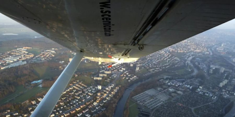 Der Nationalrat will, dass Freizeitpiloten mit dem Tower neben Englisch auch in einer Landessprache kommunizieren können. Im Bild ein Kleinflugzeug im Anflug auf Zürich-Kloten.