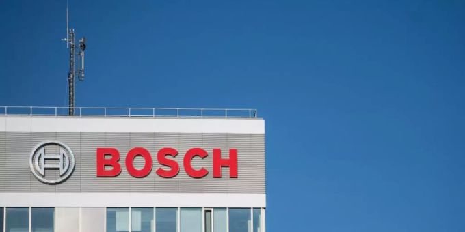 Logo und Schriftzug von Bosch am Bosch-Zentrum für Forschung und Vorausentwicklung. bosch e-fuels
