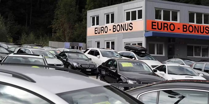 Ein Autohändler bietet Autos zum Verkauf an (Archivbild). Ein Autohändler bietet Autos zum Verkauf an (Archivbild).