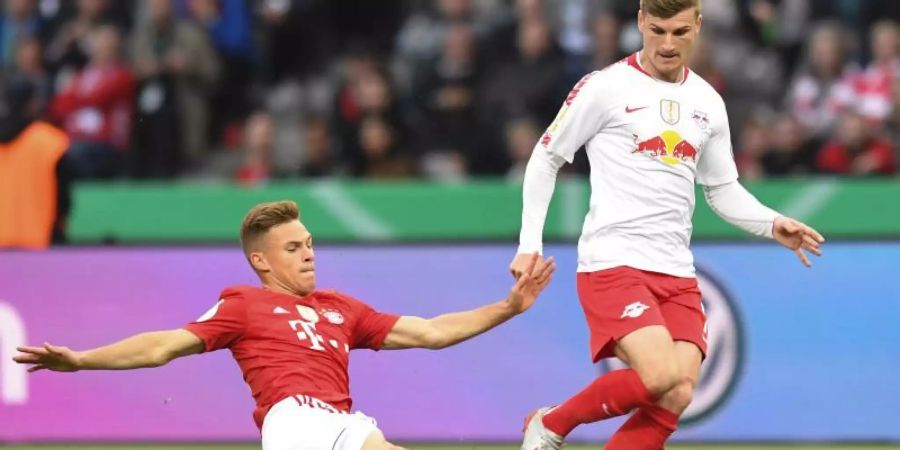 Leipzigs Timo Werner (r) im Duell mit Joshua Kimmich vom FC Bayern. Foto: Matthias Balk